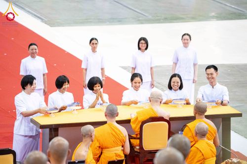 ภาพ No.237508:วันอาทิตย์ที่ 10 สิงหาคม พ.ศ.2568 พิธีมอบใบประกาศเกียรติคุณ โครงการสอบบาลี "ฉลองแชมป์" บูชาธรรม 80 ปี หลวงพ่อธัมมชโย ประจำปี 2568 และ พิธีมอบดวงแก้วสามเณรทรงบาลีไวยากรณ์ ณ สภาธรรมกายสากล วัดพระธรรมกาย ปทุมธานี