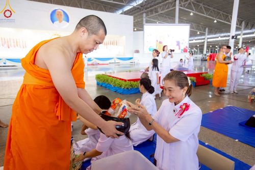 ภาพ No.222043:วันที่ 4 พฤษภาคม พ.ศ. 2568 พิธีตักบาตร เนื่องในวันอาทิตย์ต้นเดือน ณ บ้านแก้วเรือนทองคุณยายฯ วัดพระธรรมกาย