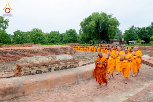 ภาพ No.231110:วันที่ 1 กรกฎาคม พ.ศ. 2568 โครงการบรรพชาสามเณร 300 รูป ถวายเป็นพุทธบูชา  วันอาสาฬหบูชา ณ จุดกำเนิดพระรัตนตรัย  ต้นแหล่งธัมมจักกัปปวัตตนสูตร เมืองพาราณสี  สารนาถ ประเทศอินเดีย