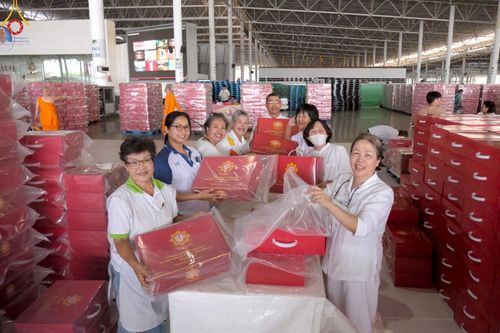 ภาพ No.214401:วันที่ 29 มีนาคม พ.ศ.2568 กิจกรรมใส่ถุงซิปกล่องไทยธรรม เพื่อรักษาความประณีตของกล่องไทยธรรม ในทุกสภาพอากาศ ณ บ้านแก้วเรือนทองคุณยาย วัดพระธรรมกาย