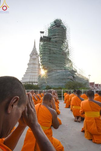 ภาพ No.201369:พระธรรมยาตราปฏิบัติธรรม และถ่ายภาพหมู่ประวัติศาสตร์ ณ อาคารธรรมยาตรา กตัญญูบูชามหาปูชนียาจารย์  ตรงข้ามวัดปากน้ำภาษีเจริญ จ.กรุงเทพมหานคร ในโครงการธรรมยาตรา กตัญญูบูชา มหาปูชนียาจารย์ พระมงคลเทพมุนี(สด จนฺทสโร) พระผู้ปราบมาร อนุสรณ์สถาน 7 แห่ง ปีที่ 13