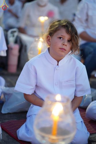 ภาพ No.197215:พิธีจุดประทีปถวายเป็นพุทธบูชา และบูชาธรรมมหาปูชนียาจารย์ ณ วัดโบสถ์(บน) ตำบลบางคูเวียง อำเภอบางกรวย จังหวัดนนทบุรี ในโครงการธรรมยาตรา กตัญญูบูชา มหาปูชนียาจารย์ พระมงคลเทพมุนี(สด จนฺทสโร) พระผู้ปราบมาร อนุสรณ์สถาน 7 แห่ง ปีที่ 13 วันที่ 18 มกราคม พ.ศ. 25