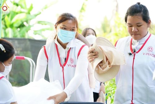 ภาพ No.117020:V.16 เป็นทีม การเตรียมงาน เก็บงาน การรับบุญของเจ้าหน้าที่หน่วยงานต่างๆ เพื่อโครงการธรรมยาตรา กตัญญูบูชามหาปูชนียาจารย์ พระมงคลเทพมุนี (สด จนฺทสโร) พระผู้ปราบมาร อนุสรณ์สถาน 7 แห่ง ปีที่ 12 ระหว่างวันที่ 2 - 31 มกราคม พ.ศ. 2567