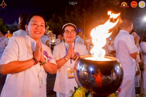 ภาพ No.224546:วันจันทร์ที่ 12 พฤษภาคม พ.ศ. 2568  ชาวพุทธในอินโดนีเซีย ร่วมฉลองวิสาขบูชาจุดประทีปกว่า 200,000 ดวง ณ พระมหาเจดีย์บรมพุทโธ  เจริญพุทธมนต์ถวาย “พระวชิรเกล้าเจ้าอยู่หัว”