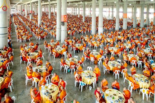 ภาพ No.219472:วันอังคารที่ 22 เมษายน พ.ศ. 2568 พิธีมอบปัจจัยช่วยเหลือครู 4 จังหวัดชายแดนภาคใต้ , พิธีกล่าวคำถวายอุปกรณ์ เพื่อเตรียมการต้อนรับคณะสงฆ์ฯ , พิธีกล่าวคำถวายภัตตาหารเป็นสังฆทาน , คณะสงฆ์ฉันภัตตาหารเพล  เนื่องในวันคุ้มครองโลก พิธีถวายมหาสังฆทานแด่คณะสงฆ์