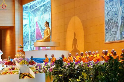 ภาพ No.177644:พิธีตักบาตรและพิธีบูชาข้าวพระ ในวันอาทิตย์ต้นเดือนที่ 1 ธันวาคม พ.ศ. 2567 ณ สภาธรรมกายสากล วัดพระธรรมกาย