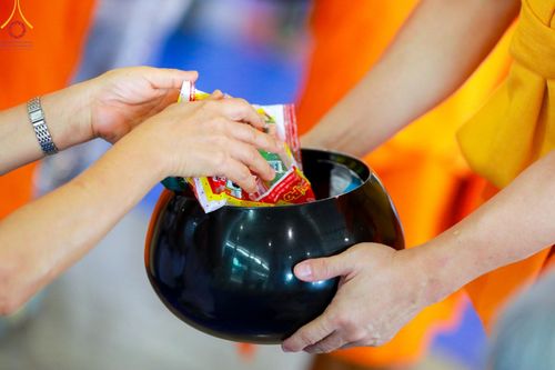 ภาพ No.139133:พิธีตักบาตร , พิธีบูชาข้าวพระ ณ ห้องแก้วสารพัด 1 สภาธรรมกายสากล วัดพระธรรมกาย วันอาทิตย์ต้นเดือนที่ 2 มิถุนายน พ.ศ. 2567