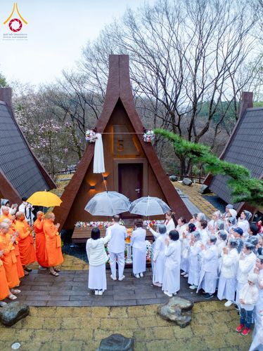ภาพ No.221034:วันที่ 13 เมษายน พ.ศ. 2568 พิธีโปรยรัตนชาติปฐมเริ่มสถาปนาเจดีย์ และ พิธีเปิดหมู่บ้านปฏิบัติธรรม เพื่อการบรรลุธรรม ณ วัดป่าธรรมกายนานาชาติโทชิหงิ  ประเทศญี่ปุ่น