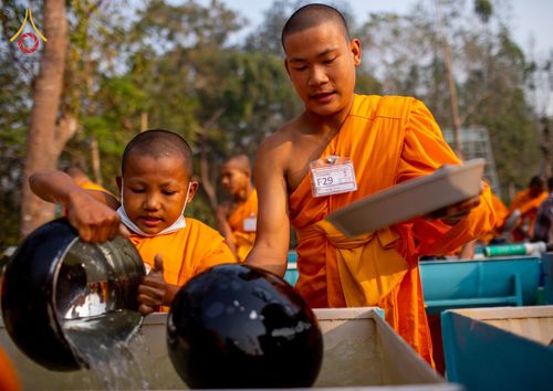 ภาพ No.76452:คณะสงฆ์และสามเณรบิณฑบาต ประเทศบังกลาเทศ วันที่ 11 กุมภาพันธ์ พ.ศ. 2566