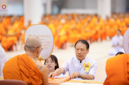 ภาพ No.146158:วันมหารำลึก ครั้งที่ 34 พิธีร่วมรำลึกถึงนักสร้างบารมีที่ล่วงลับไปแล้ว , พิธีสวดพระพุทธมนต์ ณ ห้องแก้วสารพัดนึก 1 วัดพระธรรมกาย วันเสาร์ที่ 27 กรกฎาคม พ.ศ. 2567