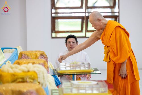 ภาพ No.160869:พิธีเจริญพระพุทธมนต์ และปิดแผ่นทองรูปเหมือน พระเดชพระคุณพระมงคลเทพมุนี (สด จนฺทสโร) พระผู้ปราบมาร จำนวน 3 องค์ วันเสาร์ที่ 5 ตุลาคม พ.ศ. 2567 ณ อาคารปลูกศรัทธา 2 (ชานชลาเดิม) วัดพระธรรมกาย อ.คลองหลวง จ.ปทุมธานี