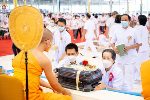 ภาพ No.88207:พิธีมุทิตาสักการะ เปรียญธรรม 9,6,3 และบาลีศึกษา 6,3  พิธีมอบดวงแก้วสามเณรทรงบาลีไวยากรณ์ วันอาทิตย์ 17 กันยายน พ.ศ. 2566 ณ สภาธรรมกายสากล วัดพระธรรมกาย