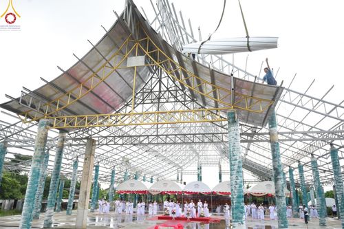 ภาพ No.158180:พิธีทอดผ้าป่า ติดตั้งแผ่นสิริฉะทะนะรัสมี(หลังคา) อาคาร 80 ปี หลวงพ่อธัมมชโย วันอาทิตย์ที่ 22 กันยายน พ.ศ. 2567 ณ ศูนย์ปฏิบัติธรรมวิหารแดง อ.วิหารแดง จ.สระบุรี