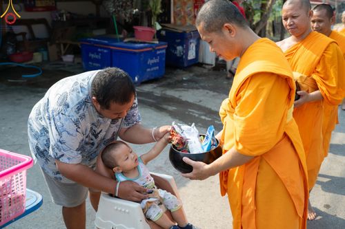 ภาพ No.62319:Photo Story  มหัศจรรย์วัดดงดินแดง Episode 4 กิจกรรมตักบาตรฉลองพระ-เณรกว่า 500 รูป