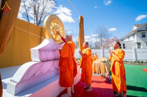 ภาพ No.62446:คณะศิษยานุศิษย์รวมใจสถาปนาและสมโภช ธรรมจักร เพื่ออัญเชิญประดิษฐาน ณ ยอดอุโบสถ 80 ปี หลวงพ่อธัมมชโย วัดพระธรรมกายนิวเจอร์ซี ประเทศสหรัฐอเมริกา  วันอาทิตย์ที่ 7 เมษายน พ.ศ. 2567