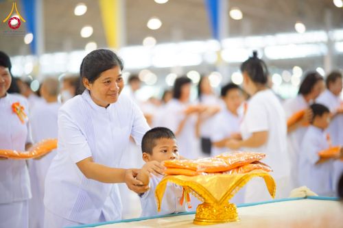 ภาพ No.215457:วันอาทิตย์ต้นเดือนที่ 6 เมษายน พ.ศ. 2568 ขบวนอัญเชิญผ้าป่าสมทบ มหาสังฆทาน 40,000 กว่าวัดทั่วประเทศ ณ สภาธรรมกายสากล วัดพระธรรมกาย