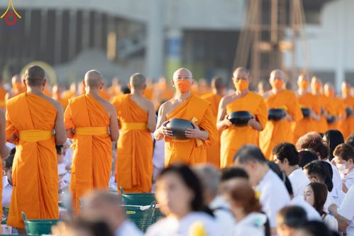ภาพ No.105312:พิธีตักบาตรฉลองพระบวชใหม่ รุ่นบูชาธรรมมหาปูชนียาจารย์ และต้อนรับศักราชใหม่ วันจันทร์ที่ 1 มกราคม พ.ศ. 2567 ณ ลานธรรมพระมหาธรรมกายเจดีย์ วัดพระธรรมกาย