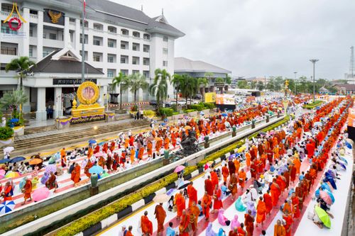 ภาพ No.226146:วันอาทิตย์ที่ 25 พฤษภาคม พ.ศ. 2568 พิธีตักบาตรพระ 1,000 รูปเมืองตรัง ครบรอบ 110 ปี เมืองทับเที่ยง ถวายเป็นพุทธบูชา ถวายเป็นพระราชกุศลแด่รัชกาลที่ 10 และอุทิศส่วนกุศลแด่อดีตเจ้าเมืองตรัง และบรรพบุรุษ ณ บริเวณหน้าศาลากลางจังหวัดตรัง ถนนพระราม 6