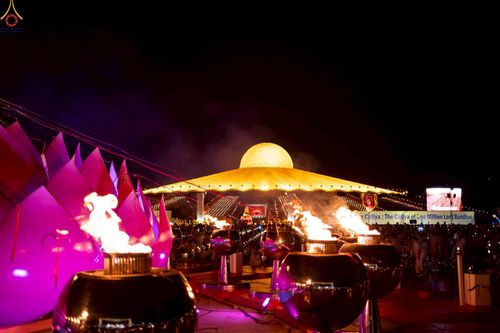 ภาพ No.253702:วันที่ 10 ตุลาคม พ.ศ. 2568 พิธีจุดประทีปบูชาพระผู้ปราบมาร, พิธีจุดประทีปบนพระมหาธรรมกายเจดีย์  20,000 ดวง เนื่องในวันคล้ายวันเกิดครบรอบ 141 ปี พระมงคลเทพมุนี (สด จนฺทสโร)