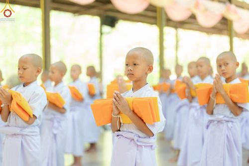 ภาพ No.135118: พิธีบรรพชาสามเณร  พิธีตักบาตรฉลองสามเณรใหม่ วันที่ 1 เมษายน พ.ศ.2567 ในโครงการบรรพชาสามเณรฟื้นฟูพระพุทธศาสนาทั่วไทย ณ ศูนย์ปฏิบัติธรรมแก้วเมืองเลย