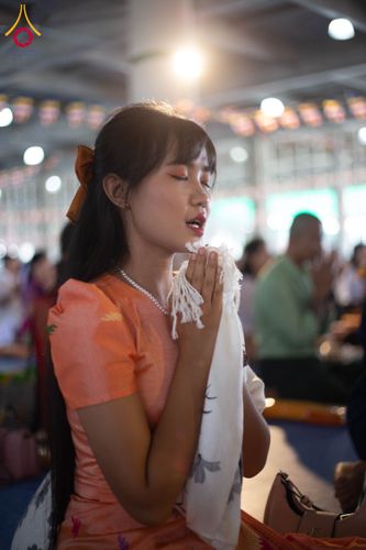 ภาพ No.143744:พิธีถวายผ้าไตร, สวดธรรมจักร, ปฏิบัติธรรม และฟังแสดงพระธรรมเทศนา ภาษาเมียนมา โดยมีสาธุชนชาวเมียนมากว่า 4,000 คน เข้าร่วมพิธี ณ มหารัตนวิหารคด วัดพระธรรมกาย วันอาทิตย์ที่ 7 กรกฎาคม พ.ศ. 2567