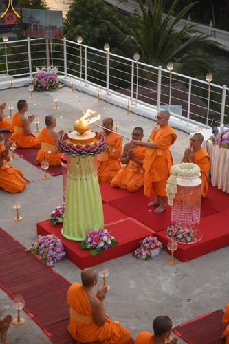 ภาพ No.201639:พิธีจุดประทีปถวายเป็นพุทธบูชา และบูชาธรรมมหาปูชนียาจารย์ ณ อาคารธรรมยาตรา กตัญญูบูชามหาปูชนียาจารย์ ตรงข้ามวัดปากน้ำภาษีเจริญ จ.กรุงเทพมหานคร ในโครงการธรรมยาตรา กตัญญูบูชา มหาปูชนียาจารย์ พระมงคลเทพมุนี(สด จนฺทสโร) พระผู้ปราบมาร อนุสรณ์สถาน 7 แห่ง