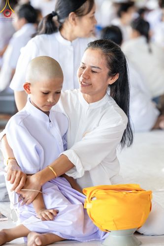 ภาพ No.133975:พิธีขอขมามอบผ้าไตร โครงการบรรพชาสามเณร ศูนย์อบรมวัดพระธรรมกาย ณ วัดพระธรรมกาย วันเสาร์ที่ 6 เมษายน พ.ศ. 2567