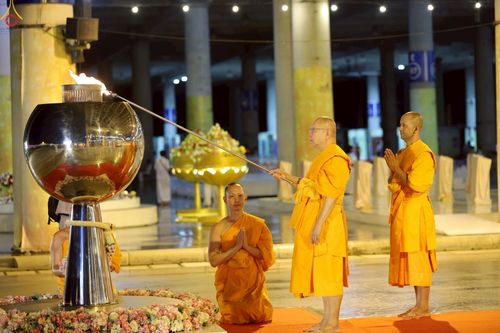 ภาพ No.241046:วันพุธที่ 27 สิงหาคม พ.ศ. 2568 พิธีจุดประทีป ในวันธรรมชัย ณ วัดพระธรรมกาย