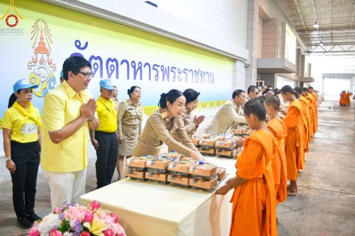 ภาพ No.209021:พระบาทสมเด็จพระเจ้าอยู่หัว ทรงมีพระราชศรัทธาทรงพระกรุณาโปรดเกล้าฯ ให้บำเพ็ญพระราชกุศลถวายภัตตาหารพระราชทาน การสอบบาลีสนามหลวง ณ วัดพระธรรมกาย ย อ.คลองหลวง จ.ปทุมธานี วันที่ 23-24 กุมภาพันธ์ พ.ศ. 2568