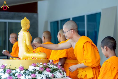 ภาพ No.218119:วันอาทิตย์ที่ 13 เมษายน พ.ศ. 2568 พิธีตักบาตรฉลองสามเณรใหม่ 75 รูป เนื่องในวันสงกรานต์ (โครงการบรรพชาสามเณรฟื้นฟูพระพุทธศาสนาทั่วไทย ประจำปีพุทธศักราช 2568) ณ ศูนย์ปฏิบัติธรรมระยอง(บ้านช่องลม) ตำบลบางบุตร อำเภอบ้านค่าย จังหวัดระยอง