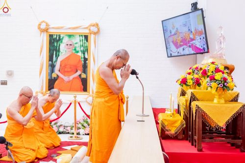 ภาพ No.252305:วันที่ 4-5 ตุลาคม พ.ศ. 2568  วัดพระธรรมกายแคลิฟอร์เนีย ประเทศสหรัฐอเมริกา ได้จัดพิธีตัดปอยผม โดยคณะสงฆ์ ญาติ ๆ และสาธุชน ให้กับนาคธรรมทายาท 8 ท่าน และได้จัดพิธีบรรพชา-อุปสมบท ฉลองพิธีทอดกฐินบรมจักรพรรดิ สร้างอุโบสถ 82 ปี บูชาธรรมหลวงพ่อธัมมชโย