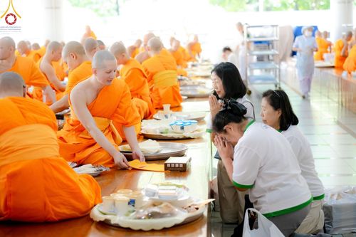 ภาพ No.143250:พิธีถวายภัตตาหารเพื่อเป็นกำลังแห่งการเข้าถึงธรรม ของพระภิกษุสามเณร วัดพระธรรมกาย วันเสาร์ที่ 6 กรกฏาคม พ.ศ. 2567 ณ หอฉันคุณยายอาจารย์ วัดพระธรรมกาย จ.ปทุมธานี