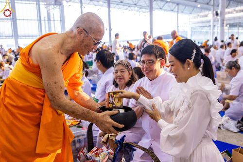 ภาพ No.207301:พิธีตักบาตร และปฏิบัติธรรมช่วงสาย ในวันมาฆบูชา วันพุธที่ 12 กุมภาพันธ์ พ.ศ. 2568 ณ วัดพระธรรมกาย จังหวัดปทุมธานี