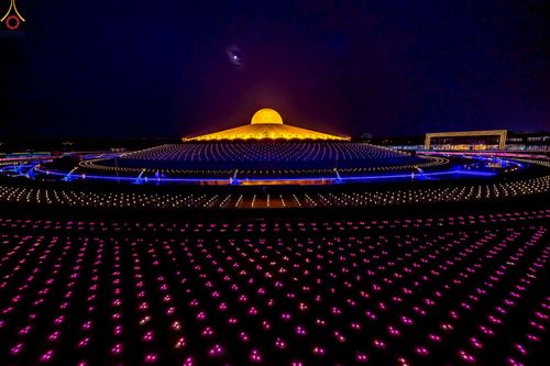 ภาพ No.224030:วันวิสาขบูชา วันอาทิตย์ที่ 11 พฤษภาคม พ.ศ. 2568 พิธีจุดวิสาขประทีป ,  พิธีเวียนประทักษิณรอบพระมหาธรรมกายเจดีย์ , พิธีฉลองชัยสวดมนต์บทธัมมจักกัปปวัตตนสูตร ครบ 7,357,000,000 จบ ณ มหารัตนวิหารคด วัดพระธรรมกาย