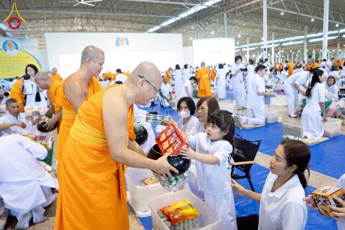 ภาพ No.223409:วันวิสาขบูชา วันอาทิตย์ที่ 11 พฤษภาคม พ.ศ. 2568 พิธีตักบาตร และปฎิบัติธรรม ณ สภาธรรมกายสากล วัดพระธรรมกาย