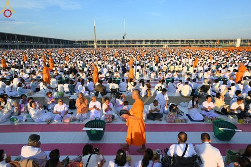 ภาพ No.187803:พิธีตักบาตรฉลองพระใหม่ ต้อนรับพุทธศักราช 2568 ณ ลานธรรมพระมหาธรรมกายเจดีย์ วัดพระธรรมกาย จ.ปทุมธานี วันที่ 1 มกราคม พ.ศ. 2568