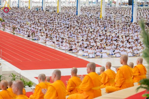 ภาพ No.264366:วันอาทิตย์ที่ 2 พฤศจิกายน พ.ศ. 2568 พิธีบูชาข้าวพระ ณ สภาธรรมกายสากล วัดพระธรรมกาย