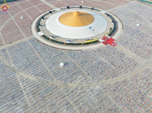 ภาพ No.221628:วันอังคารที่ 22 เมษายน พ.ศ. 2568 ภาพพิธีถวายมหาสังฆทานคณะสงฆ์ 40,000 กว่าวัดทั่วประเทศ เนื่องในวันคุ้มครองโลก ชุดที่ 2 (ปลื้มให้สมการรอคอย) ณ ลานธรรมพระมหาธรรมกายเจดีย์ วัดพระธรรมกาย