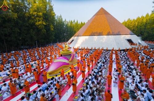 ภาพ No.107444:พิธีตักบาตรพระธรรมยาตราฯ ในโครงการธรรมยาตรากตัญญูบูชา มหาปูชนียาจารย์ พระมงคลเทพมุนี(สด จนฺทสโร) พระผู้ปราบมาร ปีที่ 12 ณ อนุสรณ์สถานมหาวิหารพระมงคลเทพมุนี อ.สองพี่น้อง จ.สุพรรณบุรี วันที่ 7 มกราคม พ.ศ. 2567