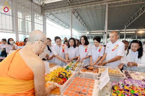 ภาพ No.203741:พิธีถวายภัตตาหารเป็นสังฆทาน แด่พระธรรมยาตรา ณ วัดพระธรรมกาย ตำบลคลองสาม อำเภอคลองหลวง จังหวัดปทุมธานี ในโครงการธรรมยาตรา กตัญญูบูชา มหาปูชนียาจารย์ พระมงคลเทพมุนี(สด จนฺทสโร) พระผู้ปราบมาร อนุสรณ์สถาน 7 แห่ง ปีที่ 13 วันที่ 30 มกราคม พ.ศ. 2568