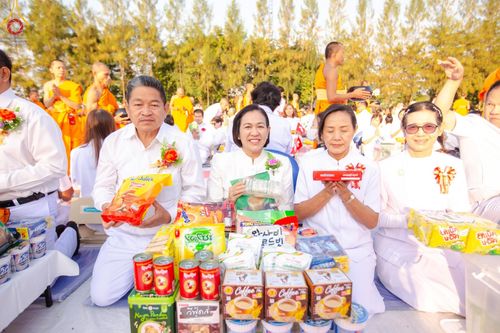 ภาพ No.193025:พิธีตักบาตรพระธรรมยาตรา ณ อนุสรณ์สถานคลองบางนางแท่น อ.สามพราน จ.นครปฐม ในโครงการธรรมยาตรา กตัญญูบูชา มหาปูชนียาจารย์ พระมงคลเทพมุนี(สด จนฺทสโร) พระผู้ปราบมาร อนุสรณ์สถาน 7 แห่ง ปีที่ 13 วันที่ 11 มกราคม พ.ศ.2568