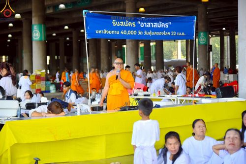 ภาพ No.219343:บรรยากาศการเดินทางเข้าวัดพระธรรมกาย , การต้อนรับปฏิสันถาร , การฉันภัตตาหารเช้า , การลงทะเบียนพระสังฆาธิการ  เนื่องในวันคุ้มครองโลก พิธีถวายมหาสังฆทานคณะสงฆ์ 40,000 กว่าวัดทั่วประเทศ ณ วัดพระธรรมกาย