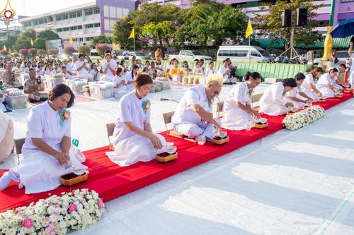 ภาพ No.235220:วันอาทิตย์ที่ 27 กรกฎาคม พ.ศ. 2568 พิธีตักบาตรพระ1,000 รูป ทำบุญเมืองพัทลุง ประธานสงฆ์ พระปริยัติวชิโรดม  เจ้าคณะจังหวัดพัทลุง ประธานฆราวาส นายรัฐศาสตร์ ชิดชู  ผู้ว่าราชการจังหวัดพัทลุง