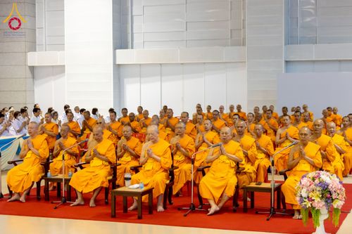 ภาพ No.232087:วันอาทิตย์ที่ 6 กรกฏาคม พ.ศ. 2568 พิธีตักบาตร ข้าวสารอาหารแห้ง  พิธีบูชาข้าวพระ สัมมนาพิเศษราชเหล็ก ณ สภาธรรมกายสากล วัดพระธรรมกาย