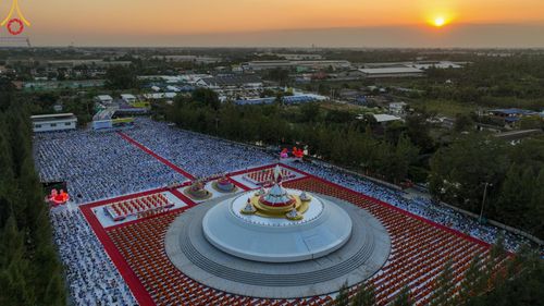 ภาพ No.192712:พิธีจุดประทีปถวายเป็นพุทธบูชา และบูชาธรรมมหาปูชนียาจารย์ ณ อนุสรณ์สถานคลองบางนางแท่น อ.สามพราน จ.นครปฐม ในโครงการธรรมยาตรา กตัญญูบูชา มหาปูชนียาจารย์ พระมงคลเทพมุนี(สด จนฺทสโร) พระผู้ปราบมาร อนุสรณ์สถาน 7 แห่ง ปีที่ 13 วันที่ 10 มกราคม พ.ศ. 2568