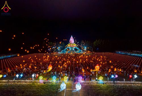 ภาพ No.266171:วันพุธที่ 5 พฤศจิกายน พ.ศ. 2568 (วันพระ ขึ้น 15 ค่ำ เดือน 12) พิธีจุดประทีปโคมลาน, โคมลอย และลอยกระทง ถวายประทีปเป็นพุทธบูชา สร้างความสว่างไสวให้กับแผ่นดินด้วยแสงธรรม ณ พุทธอุทยานนานาชาติ จังหวัดหนองคาย