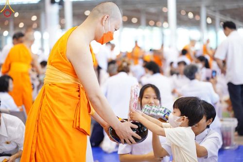 ภาพ No.124493:พิธีตักบาตรในวันมาฆบูชา ณ บ้านแก้วเรือนทองคุณยายฯ วัดพระธรรมกาย จ.ปทุมธานี วันเสาร์ที่ 24 กุมภาพันธ์ พ.ศ. 2567