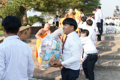 ภาพ No.180487:พิธีตักบาตรพระ ๑,๐๐๐ รูป ฉลองเมืองลำปาง ๑,๓๔๔ ปี วันเสาร์ที่ ๗ ธันวาคม พ.ศ. ๒๕๖๗ ณ ลานพระบรมราชานุสาวรีย์ พระนเรศวรมหาราช อ.เกาะคา จ.ลำปาง