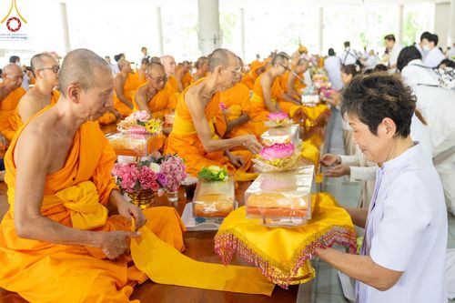 ภาพ No.157736:พิธีถวายภัตตาหารเมนูสวรรค์ ในพรรษาแห่งการเข้าถึงธรรม วันเสาร์ที่ 28 กันยายน พ.ศ. 2567 ณ หอฉันคุณยายอาจารย์ฯ วัดพระธรรมกาย