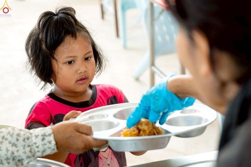 ภาพ No.235466:วันที่ 30-31 กรกฎาคม พ.ศ. 2568 วัดพระธรรมกาย มูลนิธิธรรมกาย ร่วมกับศูนย์ส่งเสริมศีลธรรมจังหวัดสุรินทร์ เปิดศูนย์พักพิงชั่วคราวเพื่อช่วยเหลือประชาชน ผู้อพยพจากเหตุปะทะกันตามแนวชายแดน ไทย-กัมพูชา ตั้งแต่วันที่ 24 กรกฎาคม พ.ศ.2568 เป็นต้นไป